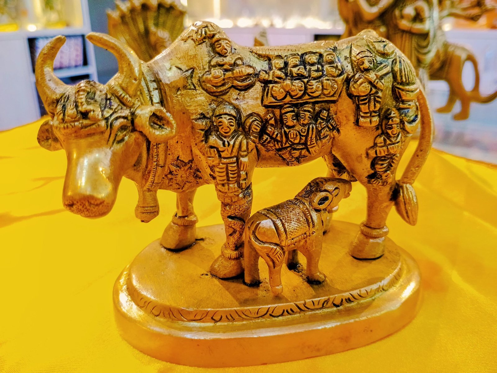 Brass Kamdhenu Maa Cow & Calf Murti - Image 2